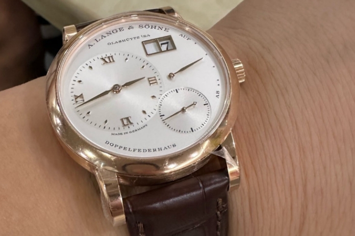 朗格手表表蒙上有雾气的解决方法是什么?